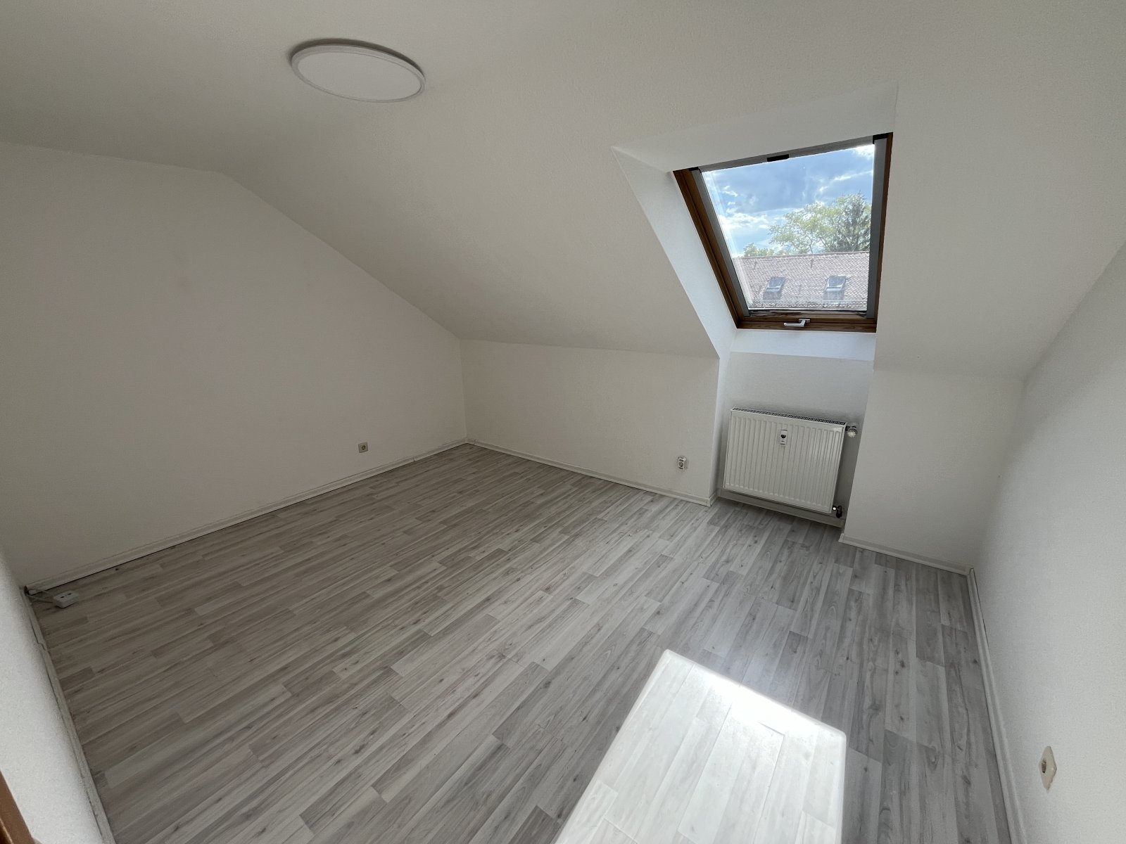 Attraktive 4-Zimmer-WHG mit Balkon, EBK, 2 Stellplätze, Fernblick - sofort frei -