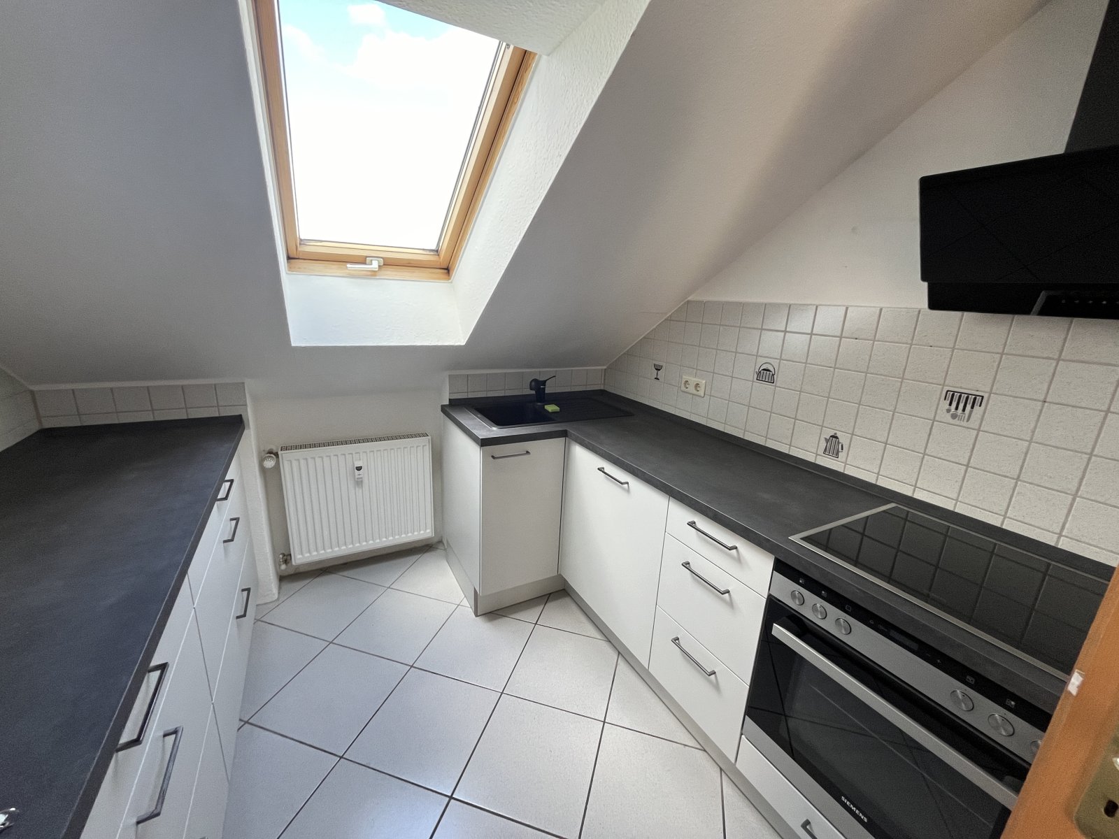 Attraktive 4-Zimmer-WHG mit Balkon, EBK, 2 Stellplätze, Fernblick - sofort frei -