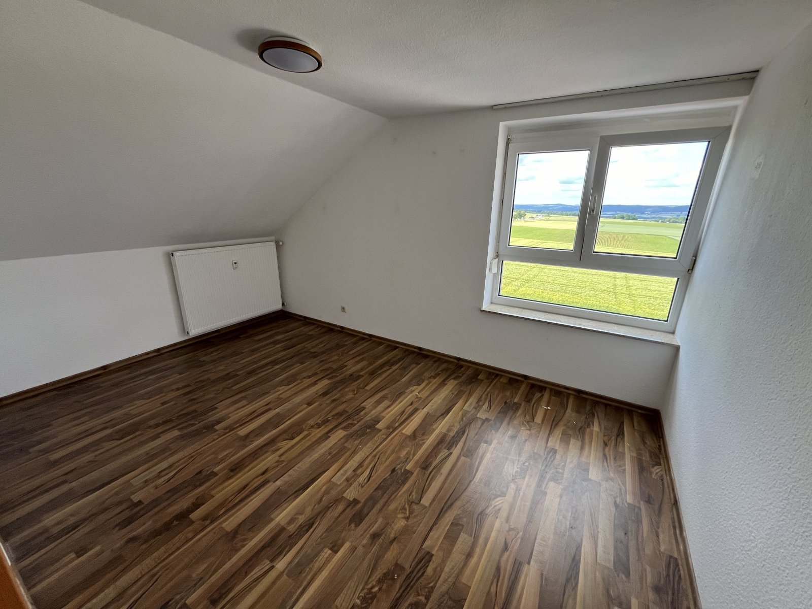 Attraktive 4-Zimmer-WHG mit Balkon, EBK, 2 Stellplätze, Fernblick - sofort frei -