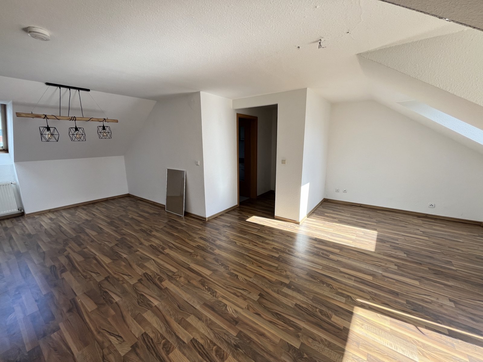 Attraktive 4-Zimmer-WHG mit Balkon, EBK, 2 Stellplätze, Fernblick - sofort frei -