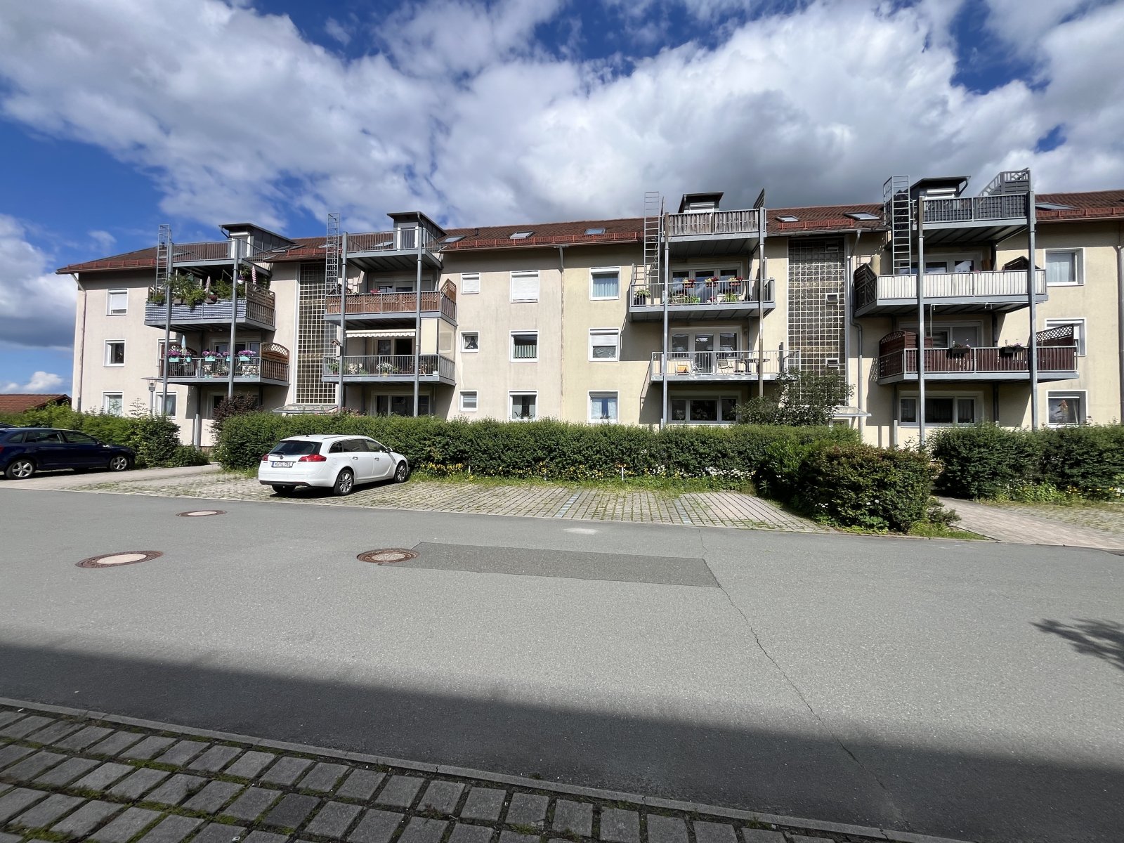 Attraktive 4-Zimmer-WHG mit Balkon, EBK, 2 Stellplätze, Fernblick - sofort frei -