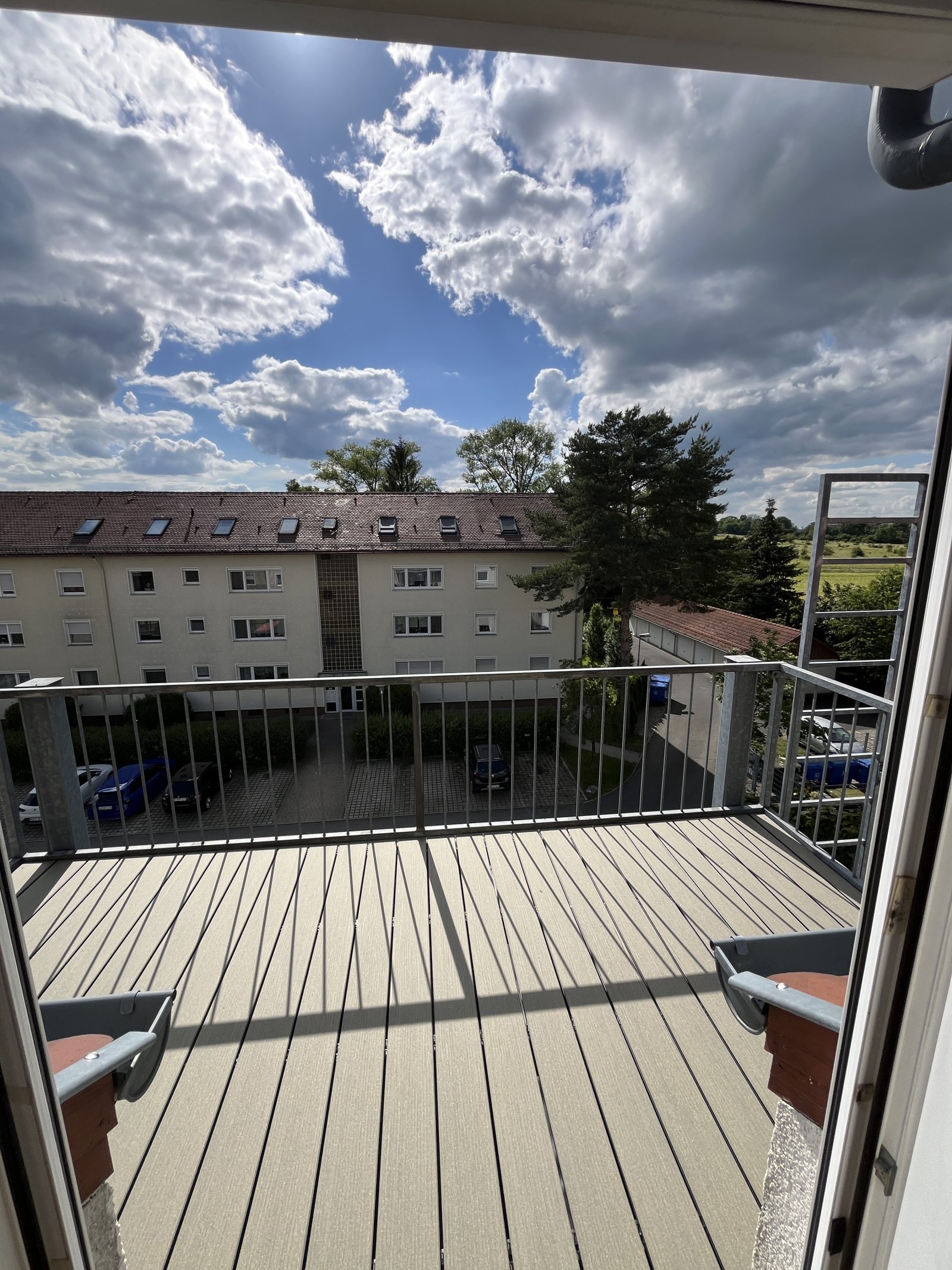 Attraktive 4-Zimmer-WHG mit Balkon, EBK, 2 Stellplätze, Fernblick - sofort frei -