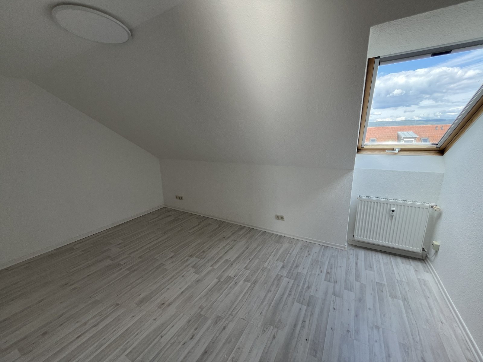 Attraktive 4-Zimmer-WHG mit Balkon, EBK, 2 Stellplätze, Fernblick - sofort frei -