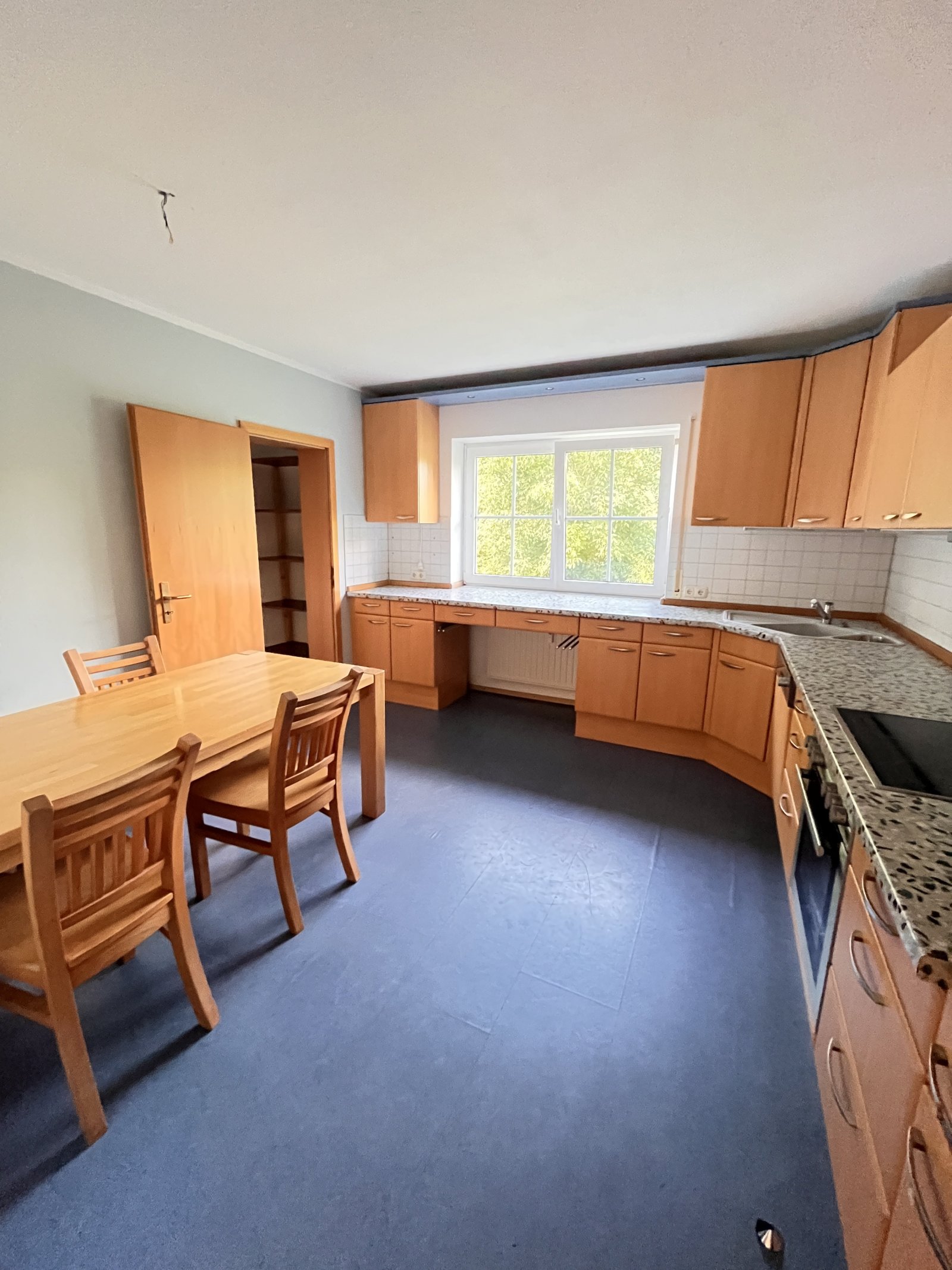 Attraktive 4-Zimmer-Eigentumswohnung mit Terrasse, Einbauküche, Garage und Stellplatz