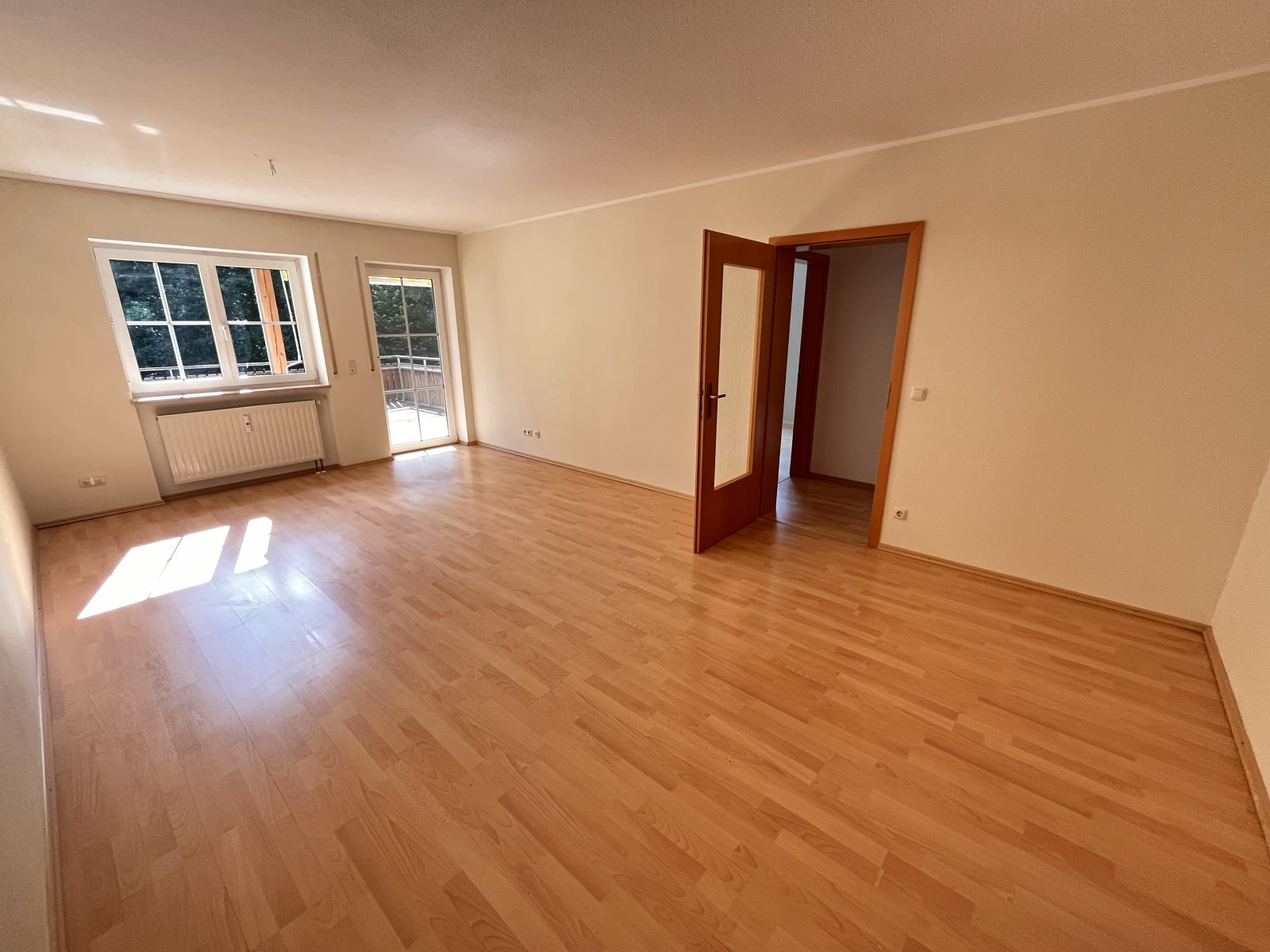 Attraktive 4-Zimmer-Eigentumswohnung mit Terrasse, Einbauküche, Garage und Stellplatz