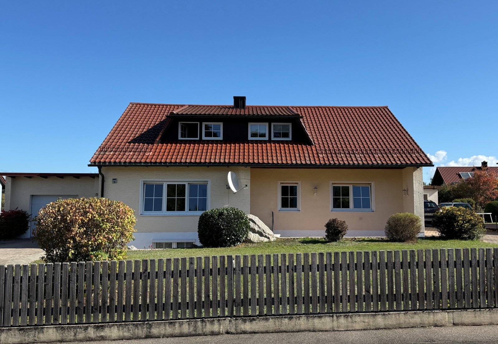 Saniertes Zweifamilienhaus mit Ausbaureserve