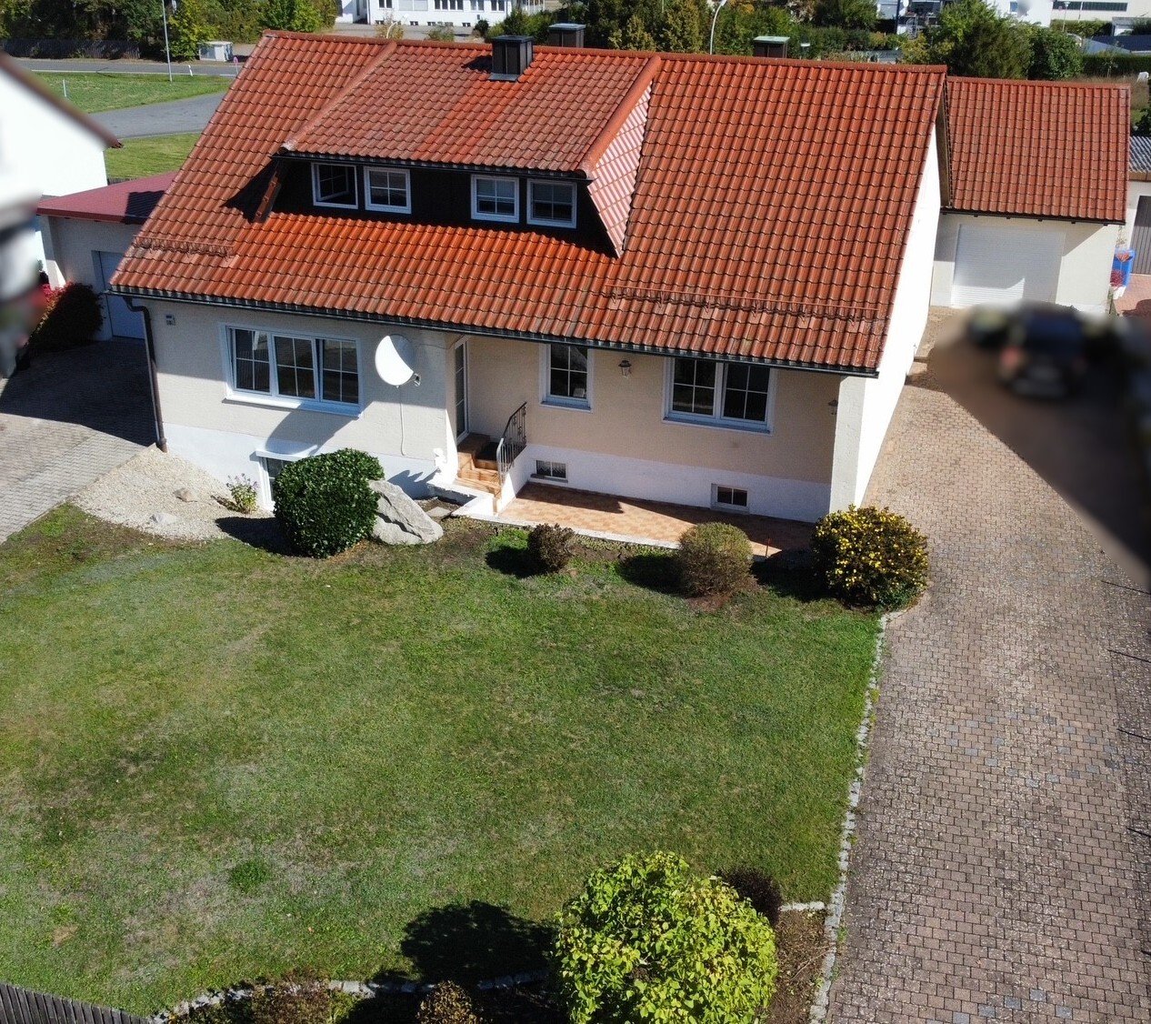 Saniertes Zweifamilienhaus mit Ausbaureserve