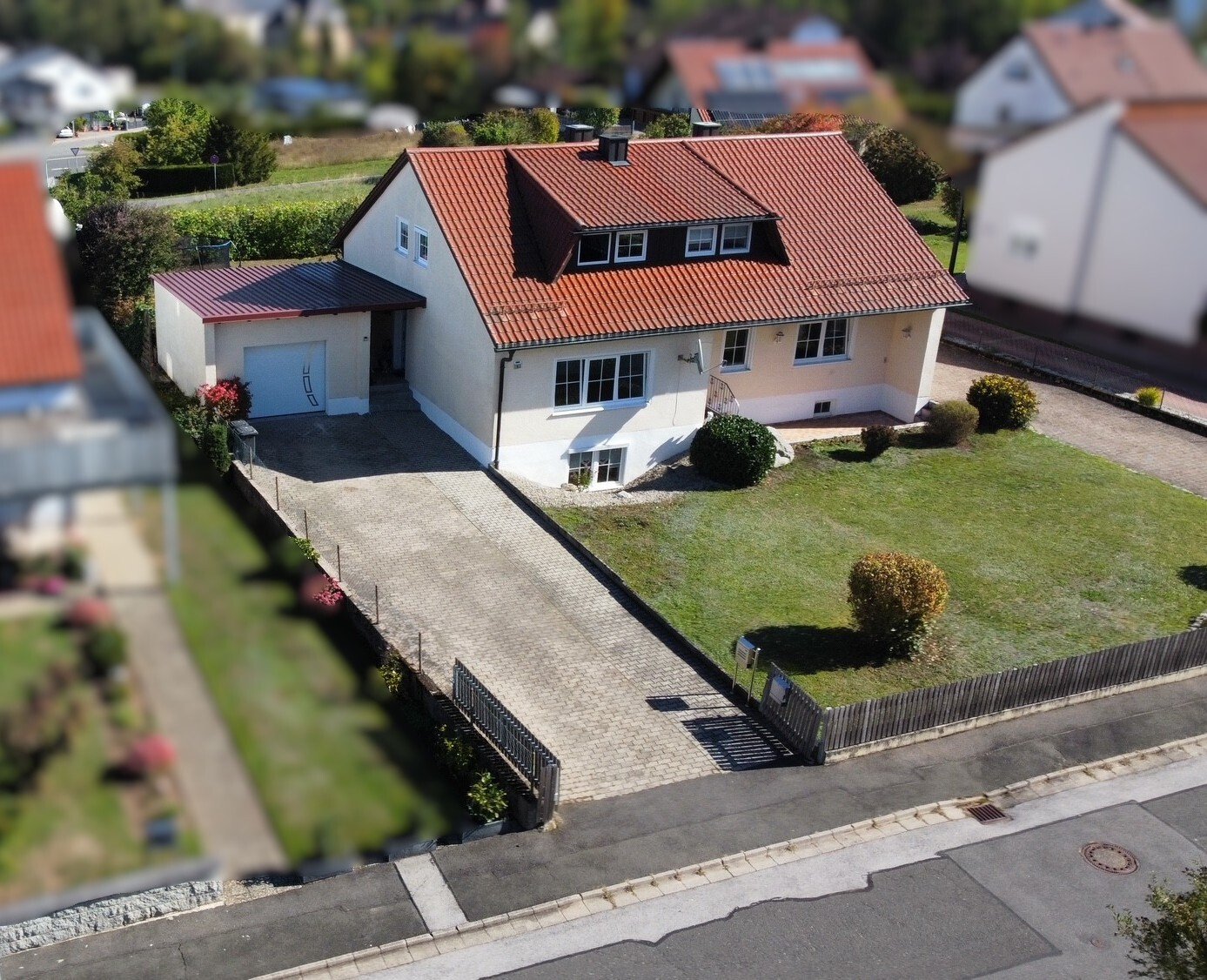 Saniertes Zweifamilienhaus mit Ausbaureserve