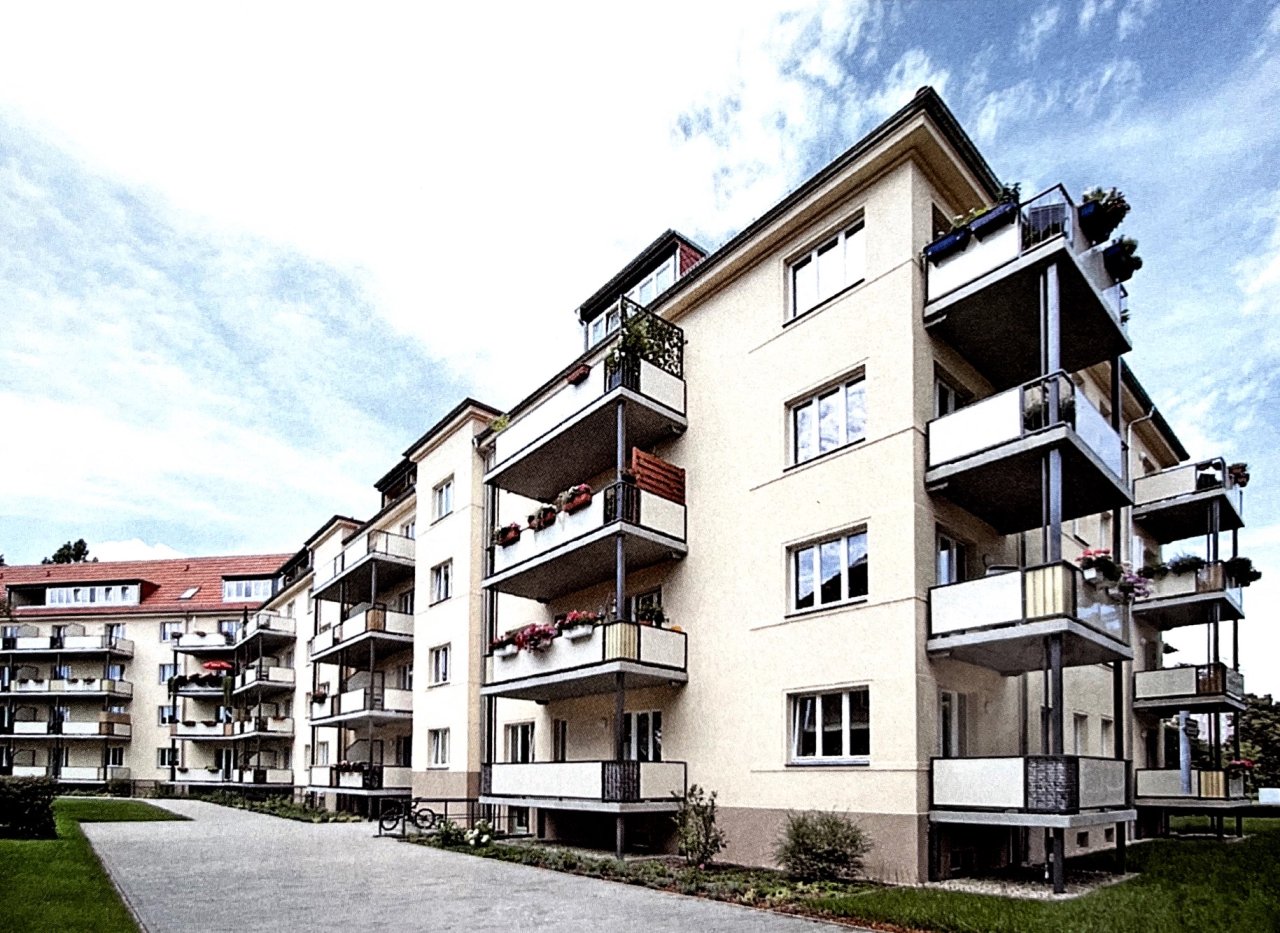Außenansicht mit neuer Balkonanlage Außenansicht mit neuer Balkonanlage