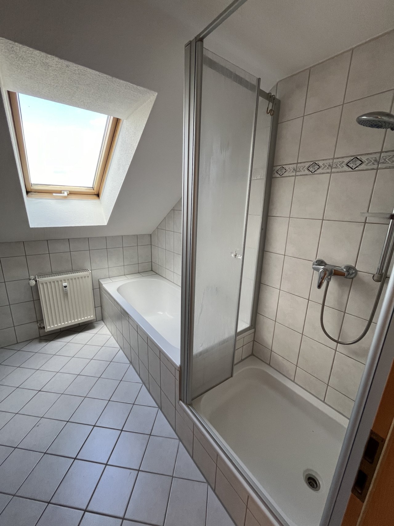 Dusche und Badewanne Dusche und Badewanne
