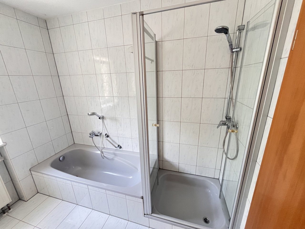 Bad mit Dusche und Badewanne
